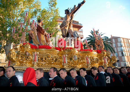 Lifesize figure du Christ sur le trône doré réalisé dans les rues de Malaga à Pâques Banque D'Images