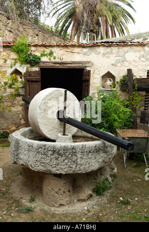 L'huile d'olive presse pierre concasseur moulin à broyer la Grèce Grec chypriote Chypre Europe Méditerranée pierre bois roue tourner antique push Banque D'Images