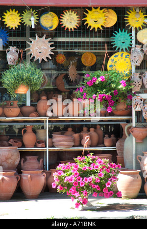 Paphos Pafos pottery shop pot pot mural artefact fixé fixe monté fixe de détail Commerce Artisanat travail ronde shinny lumineux Banque D'Images