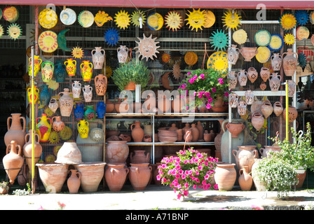 Paphos Pafos pottery shop pot pot mural artefact fixé fixe monté fixe de détail Commerce Artisanat travail ronde shinny lumineux Banque D'Images