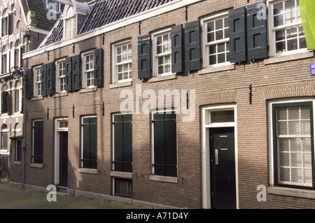 Bâtiment historique en briques dans l'ancien quartier juif Jodenbuurt, zone de la synagogue portugaise, Amsterdam, Hollande. Banque D'Images