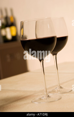 Une paire de verres à vin en forme de tulipe rempli de vin rouge Banque D'Images