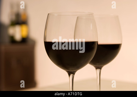 Une paire de verres à vin en forme de tulipe rempli de vin rouge Banque D'Images