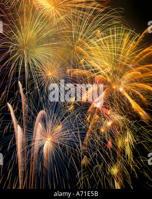 D'artifice éclatant dans l'air dans l'or bleu et de banderoles rouges et scintille Banque D'Images