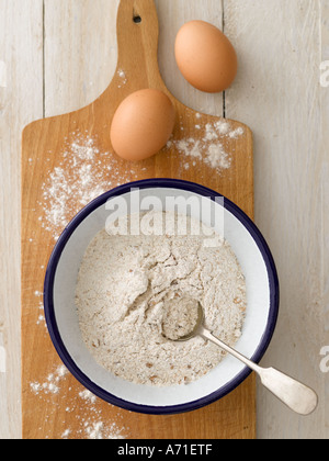 Farine et oeufs sur planche à découper - haut de gamme image numérique Hasselblad 61Mo Banque D'Images