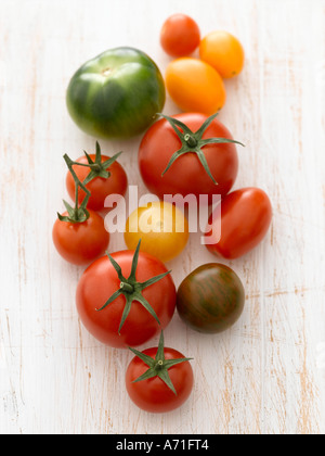 Assortiment de tomates sur bois blanc - haut de gamme 61mo inage numérique Hasselblad Banque D'Images