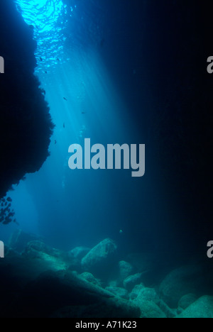 La grotte sous-marine de couple sitting in Beach Chairs dans la mer de Cortez Banque D'Images