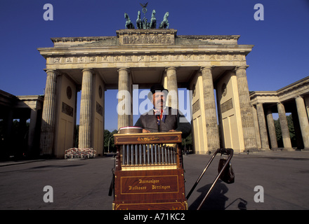 Allemagne, Berlin. Porte de Brandebourg et l'Orgue de Barbarie. Banque D'Images