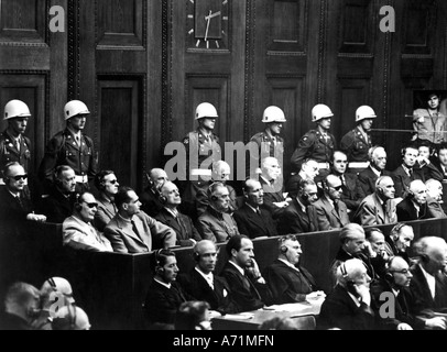 Justice, processus, procès de Nuremberg, processus contre les principaux criminels de guerre, 1945/1946, Dock, 1946, 1940, Hermann Goering, Rudolf Hess, Joachim von Ribbentrop, Wilhelm Keitel, Ernst Kaltenbrunner, Alfred Rosenberg, Dr. Hans Frank, Wilhelm Frick, Julius Streicher, Walter Funk, derrière : Karl Dönitz, Erich Raeder, Baldur c. Schirach, Fritz Sauckel, Alfred Jodl, Franz c. Papen, Arthur Seyß-Inquart, Albert Speer, Konstantin c. Neurath, Hans Fritsche, WW II, 2ème Guerre mondiale, second, troisième Reich, guerre criminelle, défendeur, accusé, cour, salle d'audience militaire, salle d'audience, salle d'audience militaire, Banque D'Images