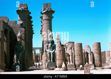 Géographie / voyage, Egypte, Louxor, temple d'Amun-Ra, cour du roi Ramesses, Ramses II., (régna environ 1290 - 1224 av. J.-C., 19ème dynastie), vue de la colonnade du roi Amenopis III (Régna environ 1490 - 1364 av. J.-C., 18ème dynastie), siège statue de Ramesses, Ramses le grand, partie du complexe de dieu Amon-Re dans la capitale Thèbes, architecture, religion, nouvel empire, colonnes, cour intérieure, beaux-arts, antiquité, historique, historique, ancien, Amun Ra, dix-neuvième, Amon, Re, , Banque D'Images