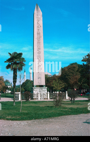 Géographie / voyage, Turquie, Istanbul, monuments, obélisque de l'empereur Theodosius I. (régna 379 - 395 AD), champ de l'ancien hippodrome de Constantinople, obélisque égyptien d'Heliopolis, fait sous pharaoh Thutmose III. Vers 1500 BC, brougt à Constantinople par l'empereur Julianus Astata (régna 361 - 363), Tourner la marque de la course de cheval, colonne, hiéroglyphes, antiquité, empire byzantin, Byzantium, beaux-arts, relief, parc, UNESCO, site du patrimoine mondial, historique, ancien, Julien, Thutmose, , Banque D'Images