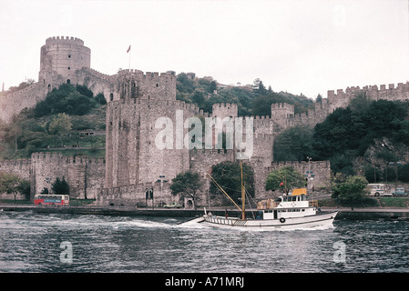 Géographie / voyage, Turquie, Istanbul, forteresse Rumeli Hisar, construite sous Mohammed II lors du siège de Constantinople 1452 / 1453 AD, vue extérieure sur Bosporus, complexe de château, château turc, empire ottoman, Moyen âge, historique, historique, ancien, merlons, tours, bateau, détroit, , médiéval, peuple, Banque D'Images