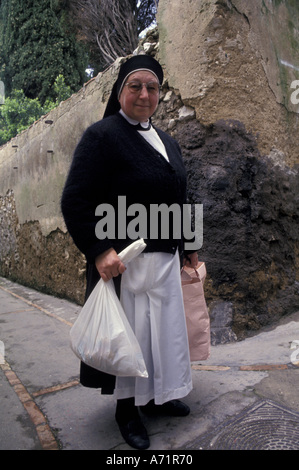 L'Italie, l'île de Capri. Nun. Banque D'Images