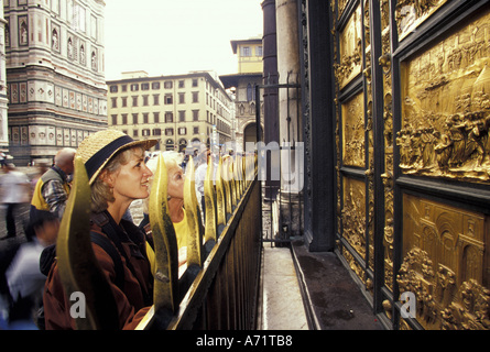 Italie, Toscane, Florence touristes à Ghiberti's portes de bronze (Portes du Paradis) de baptistère (MR) Banque D'Images