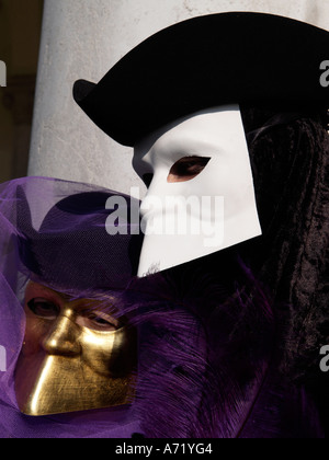 Homme en blanc bauta masque et femme en or masque bauta Carnaval de Venise Banque D'Images