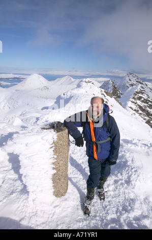 Un grimpeur sur le sommet du Bruach na Frithe Cuillin, crête, île de Skye, Écosse, Royaume-Uni, en plein hiver Banque D'Images