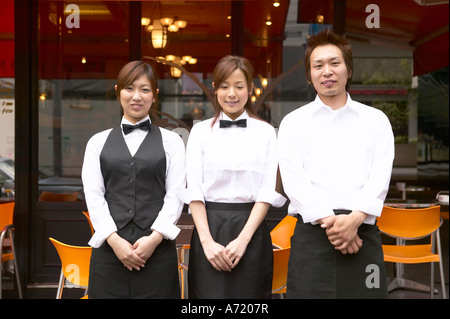 Serveurs standing in front of coffee shop Banque D'Images