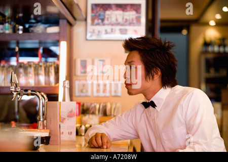 Serveur au comptoir du bar Banque D'Images