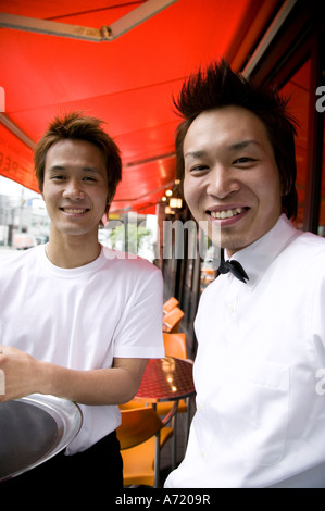 Deux serveurs standing in front of coffee shop Banque D'Images