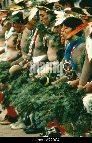 Groupe d'Indiens de sexe masculin en costume traditionnel au cours de danse tribale San Juan Pueblo Nouveau Mexique Banque D'Images