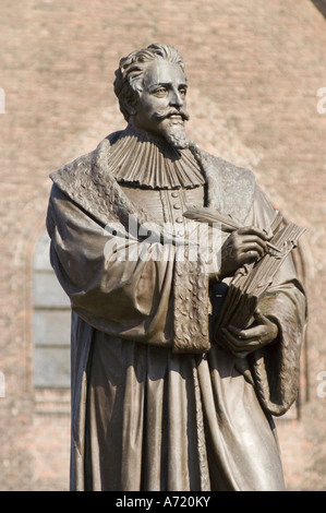 Metal monument de l'avocat et juriste Hugo Grotius ou Huig de Groot debout sur la place du marché à Delft South Holland Banque D'Images