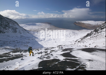 Balades dans les alpinistes Coire Lagan ci-dessous, Sgurr alasdair, sur la crête de Cuillin, Isle of Skye, Scotland, UK , en hiver Banque D'Images