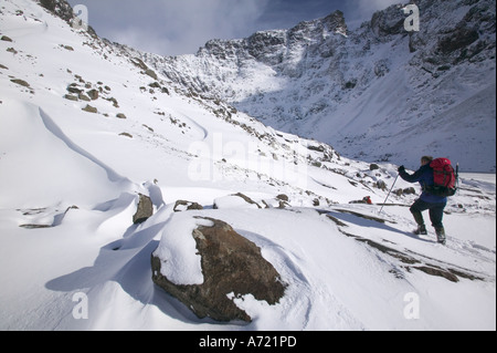 Balades dans les alpinistes Coire Lagan ci-dessous, Sgurr alasdair, sur la crête de Cuillin, Isle of Skye, Scotland, UK , en hiver Banque D'Images