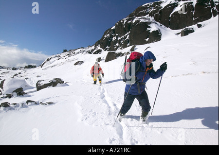 Balades dans les alpinistes Coire Lagan ci-dessous, Sgurr alasdair, sur la crête de Cuillin, Isle of Skye, Scotland, UK , en hiver Banque D'Images