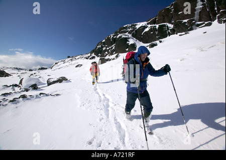 Balades dans les alpinistes Coire Lagan ci-dessous, Sgurr alasdair, sur la crête de Cuillin, Isle of Skye, Scotland, UK , en hiver Banque D'Images