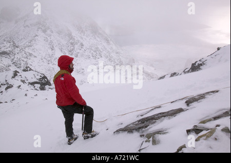 Un grimpeur sur Sgurr Alasdair, Cuillin Ridge, en plein hiver, l'île de Skye, Écosse, Royaume-Uni Banque D'Images