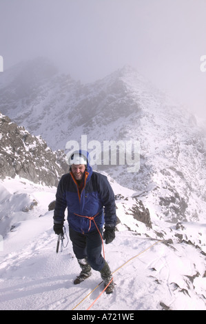 Un grimpeur sur Sgurr Alasdair, Cuillin Ridge, en plein hiver, l'île de Skye, Écosse, Royaume-Uni Banque D'Images