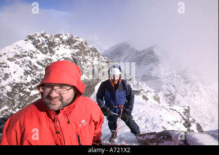 Un grimpeur sur Sgurr Alasdair, Cuillin Ridge, en plein hiver, l'île de Skye, Écosse, Royaume-Uni Banque D'Images