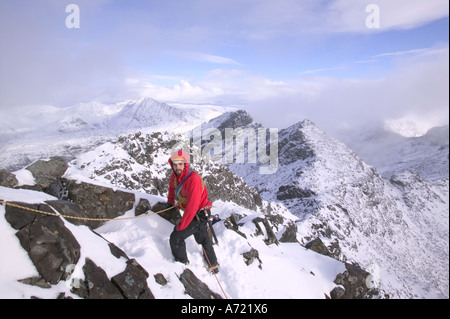 Un grimpeur sur Sgurr Alasdair, Cuillin Ridge, en plein hiver, l'île de Skye, Écosse, Royaume-Uni Banque D'Images