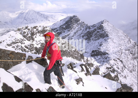 Un grimpeur sur Sgurr Alasdair, Cuillin Ridge, en plein hiver, l'île de Skye, Écosse, Royaume-Uni Banque D'Images