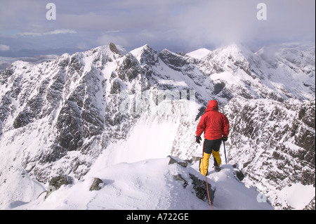 Un grimpeur sur le sommet du Sgurr Alasdair, le plus haut sommet de l'Cuillin Ridge, un Munro sur Skye, Ecosse, Royaume-Uni Banque D'Images