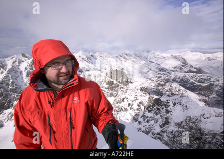 Un grimpeur sur le sommet du Sgurr Alasdair, le plus haut sommet de l'Cuillin Ridge, un Munro sur Skye, Ecosse, Royaume-Uni Banque D'Images