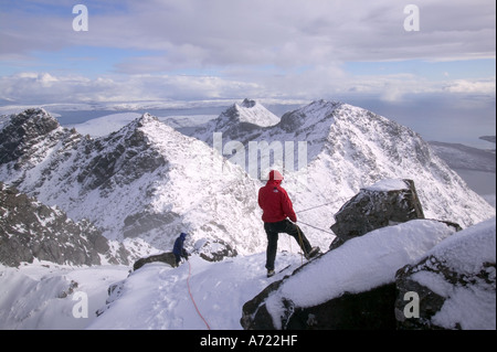 Un grimpeur relais son partenaire sur Sgurr Alasdair, Cuillin Ridge, Isle of Skye, Scotland, UK Banque D'Images
