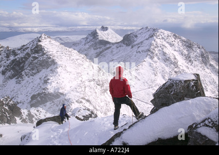 Un grimpeur relais son partenaire sur Sgurr Alasdair, Cuillin Ridge, Isle of Skye, Scotland, UK Banque D'Images