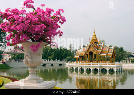 Bougainvilliers en fleurs dans un vase et Dhiphya-Asana Aisawan Pavilion. Bang Pa-In Summer Palace Royal, Ayutthaya, Thaïlande. Banque D'Images