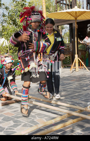 Les jeunes filles de la tribu Akha costumes de danse. Chiang Mai, Thaïlande. Banque D'Images