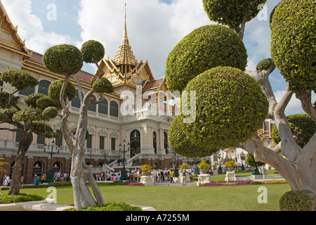 Jardin topiaire devant la salle Chakri Maha Prasat au Grand Palais de Bangkok, Thaïlande. Banque D'Images