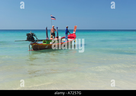 Bateau à longue queue traditionnels. Karon Noi beach, île de Phuket, Thaïlande. Banque D'Images
