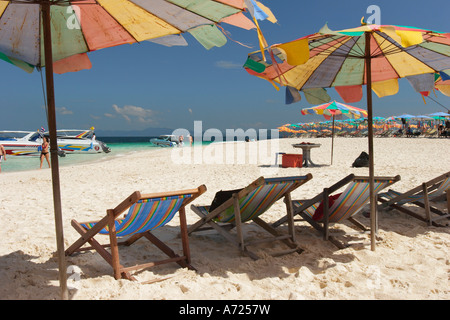 Des chaises longues et des parasols colorés sur la plage de sable blanc. Koh Khai, une petite île de corail près de Phuket, Thaïlande. Banque D'Images