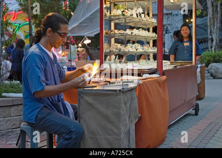 Artiste thaïlandais fabrique des figurines en verre à Phuket FantaSea, un parc à thème culturel sur l'île de Phuket, en Thaïlande. Banque D'Images