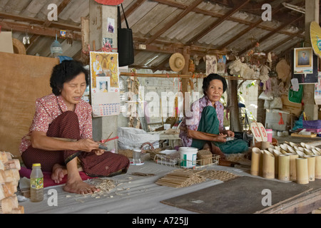 Les femmes locales traditionnelles des parasols à Bo Sang village. Chiang Mai, Thaïlande. Banque D'Images