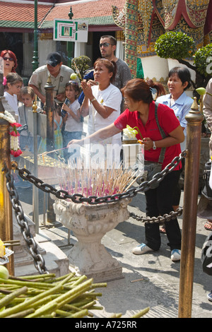 Prières bouddhistes en Wat Phra Kaeo. Bangkok, Thaïlande. Banque D'Images