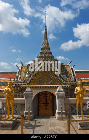 L'un des bâtiments richement décorés en Wat Phra Kaeo (Kaew), le Temple du Bouddha d'Émeraude. Bangkok, Thaïlande. Banque D'Images