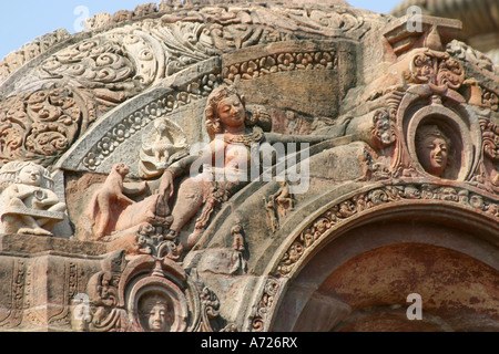 L'arche sculptée finement en face du petit Mukteshwar 10th.century temple est exceptionnelle Banque D'Images