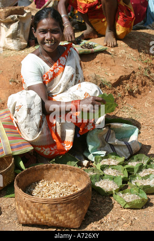 Les femmes vendent des crevettes fraîches à l'hebdomadaire Paraja et Mali procès marché de troc,l'Orissa en Inde, en Asie, l'ASEAN, l'Inde, l'Orissa, Banque D'Images