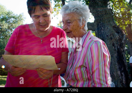 Soeur et ami regarder le document de la famille aux funérailles. McKinley, Wisconsin USA Banque D'Images